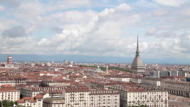 意大利都灵 在多云的天气里从山上走出来的城市 与最高的宫殿鼹鼠安东尼莲娜 — 图库视频影像