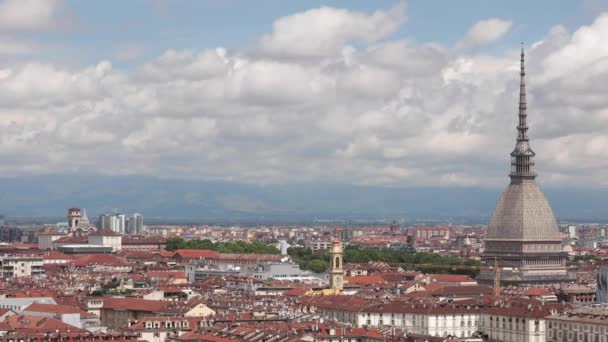 意大利都灵 在多云的天气里 城市从山上滑落 与最高的宫殿鼹鼠安东尼莲娜 — 图库视频影像
