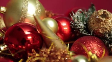 Pek çok renkli Noel balosu dekorasyonunun en üst görüntüsü. Mutlu noel baloları süsleme renkleri. Kırmızı arkaplanı kapat