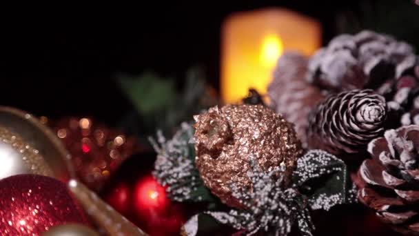 Bovenaanzicht Van Vele Kleurrijke Kerstballen Decoratie Vrolijke Kerstballen Kerstballen Decoratie — Stockvideo