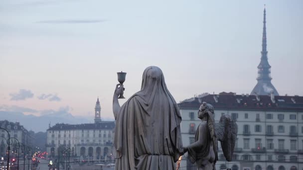 トリノ広場ヴィットリオ イタリア グラン マドレ教会からトリノの美しい広場 コロナウイルスのパンデミックに対するロックダウン中にモレ アントネリアナを背景に — ストック動画
