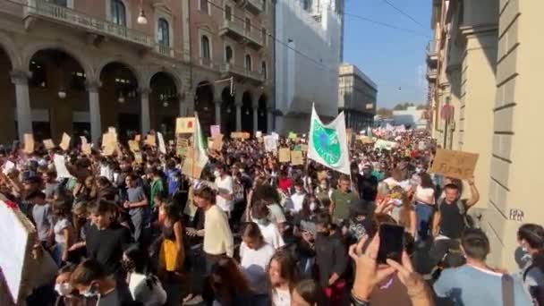 Турин Италия Сентября 2021 Года Портрет Баннера Изменение Климата Озил — стоковое видео