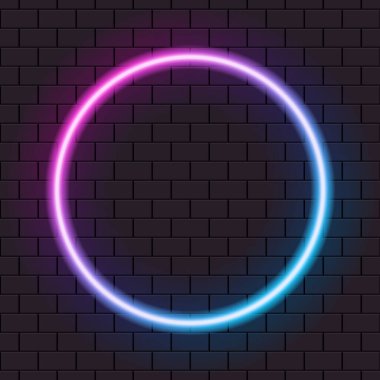 Pankart için parlak dairesel çerçeve ya da koyu tuğla bir duvarda izole edilmiş tabela. Pembe, mor ve mavi ışık.