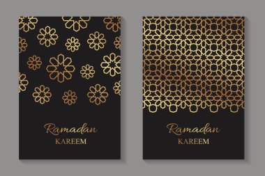 Ramazan için iki tebrik kartı seti ve siyah bir arkaplanda geleneksel altın arap süsü..