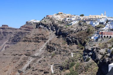 Santorini. Thira şehrinin kayalıklarda manzarası. Caldera..