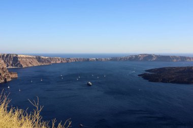 Santorini, Yunanistan. Deniz manzaralı yatlar.