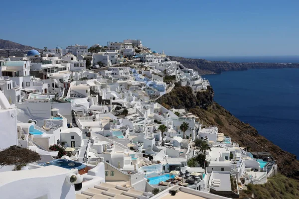 ギリシャのサントリーニ島 岩の上にImerovigli村と風景 伝統的な白い家とホテル — ストック写真