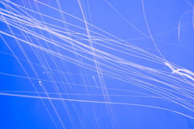 mavi bir arka plan üzerinde soyut beyaz çizgiler.