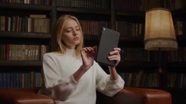 Jovem loira branca modelo de pintura em um tablet — Vídeo de Stock