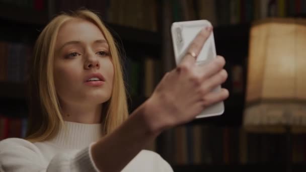 Junges Teenager-Model macht Selfies am Telefon — Stockvideo