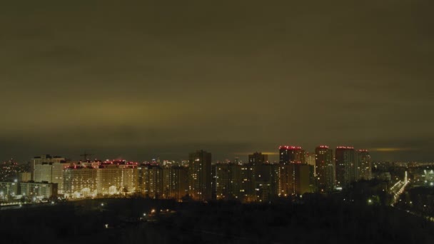 Timelapse de una vista panorámica de un barrio distante por la noche — Vídeo de stock