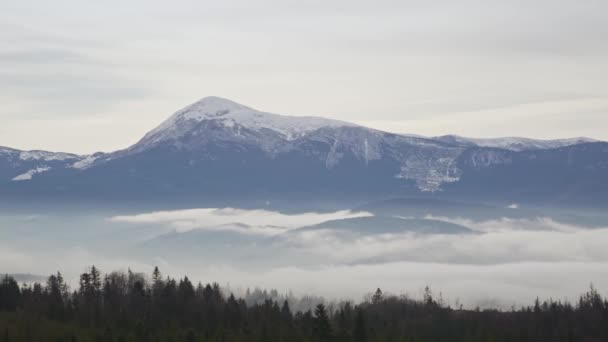 Blick auf den schneebedeckten Bergrücken — Stockvideo
