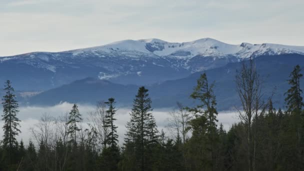 Panoramatický výhled na zasněžený hřeben hory — Stock video