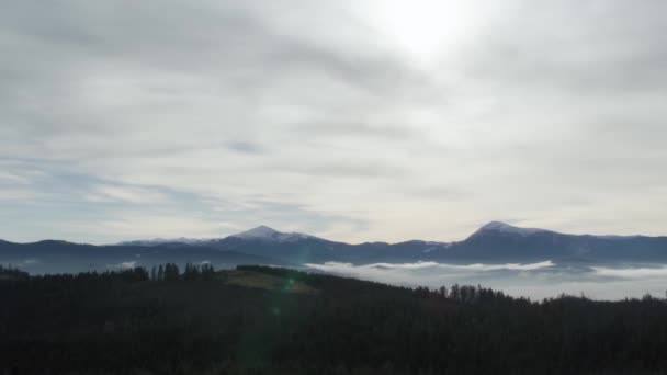 Panoramatický výhled na zasněžený hřeben hory — Stock video