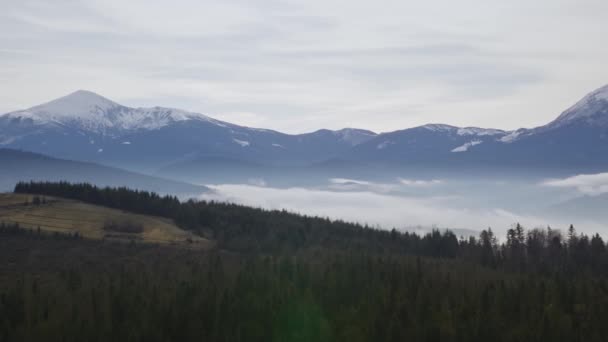 Blick auf den schneebedeckten Bergrücken mit Kamera, die langsam von links nach rechts schwenkt — Stockvideo