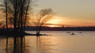 Bir grup insan şehir nehrinde kayak yapıyor.