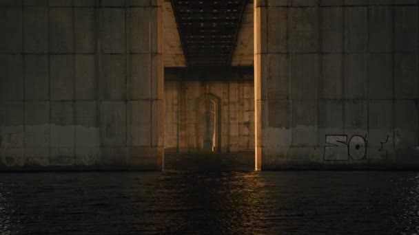 在一座大工业桥梁下面的一条河流上的底景 — 图库视频影像