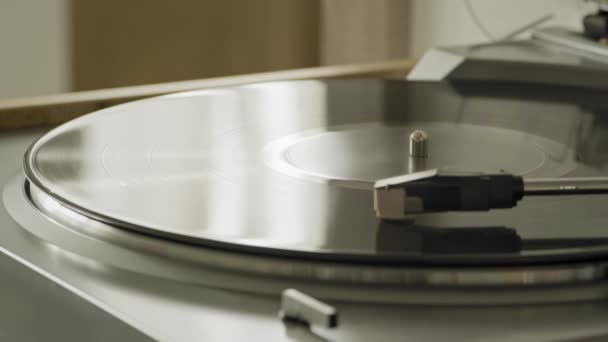 Mesa giratória de vinil moderna jogando em casa — Vídeo de Stock