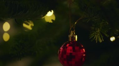 Noel ağacında parlayan oyuncak top