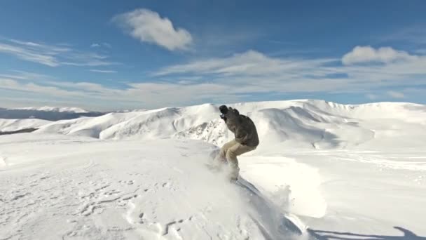 Widok z boku na snowboardzistę niszczącego górę — Wideo stockowe