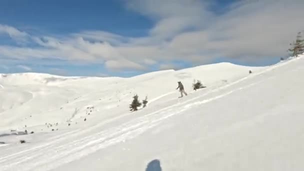 Professionele snowboarder rijden van de piste — Stockvideo