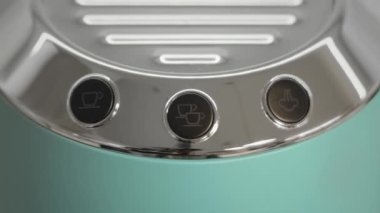 Kahve makinesi yanıp sönen simgelerle çalışıyor.