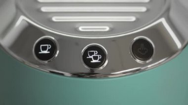 Kadınlar espresso düğmesine basıyor.