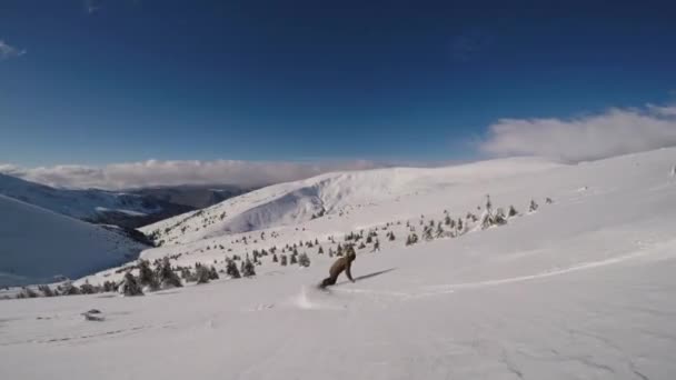 Rychlé zatáčky v hlubokém sněhu u snowboardisty v zimních horách — Stock video