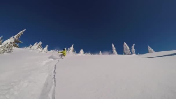 山を下る明るい晴れた日にスノーボーダーのスローモーション追跡ショット最終的に秋 — ストック動画