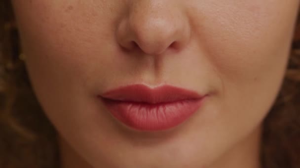 Nahaufnahme einer charmanten Frau mit perfekten natürlichen Zähnen und hellem Lippenstift — Stockvideo