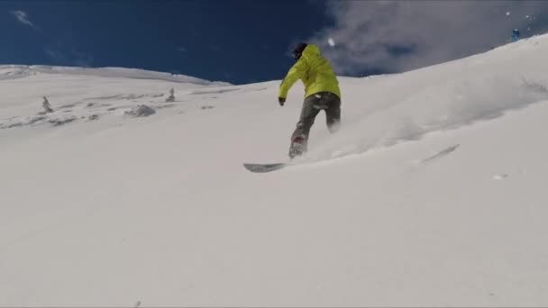 Zpomalení jízdy na snowboardu v backcountry — Stock video
