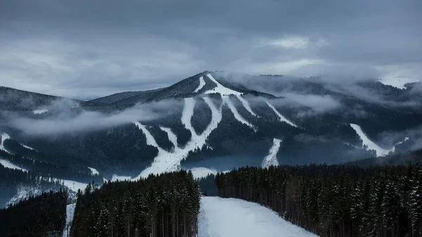 Vista nublada em uma estância de esqui em montanhas de inverno Fotografias De Stock Royalty-Free