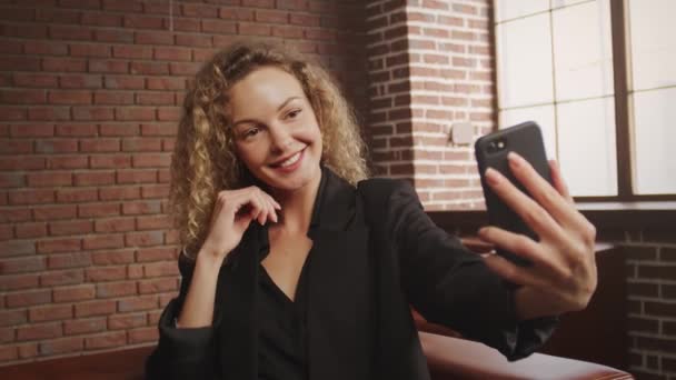 Belle sourire 30s caucasien bouclé femme prendre selfie — Video