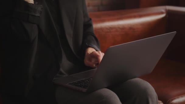 Die geschäftige junge erwachsene blondgelockte Geschäftsfrau aus den 30er Jahren telefoniert in einer Loft-Wohnung mit einem modernen Laptop — Stockvideo