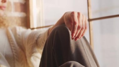 Çatı katındaki pencerenin yanındaki parlak güneş ışığında bir eli kapat.