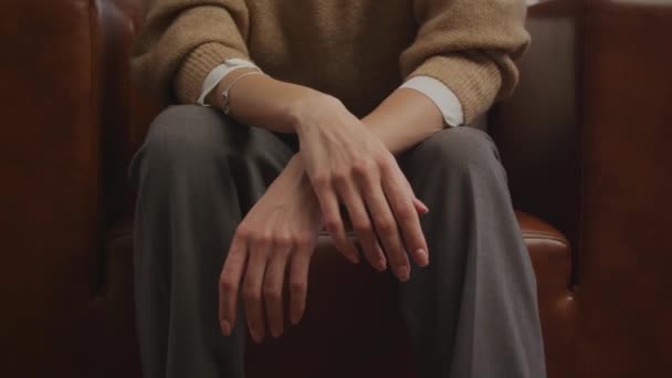 Взрослые женщины руки крупным планом спокойно и красиво в теплой комнате тон — стоковое видео