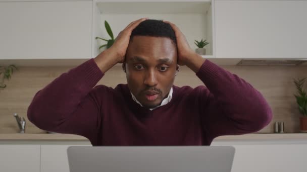 O homem afro-americano recebe más notícias inacreditáveis e reage com emoções. preto 20s estudante falha um exame — Vídeo de Stock