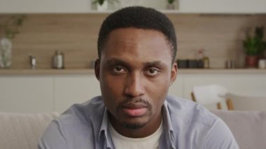 Genç bir Afro-Amerikan siyahi adamın portresi başını kaldırıp doğrudan kameraya bakıyor.