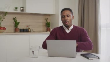 Şok olmuş ve hayal kırıklığına uğramış Afro-Amerikan iş adamı öğrenci stresli hissediyor.