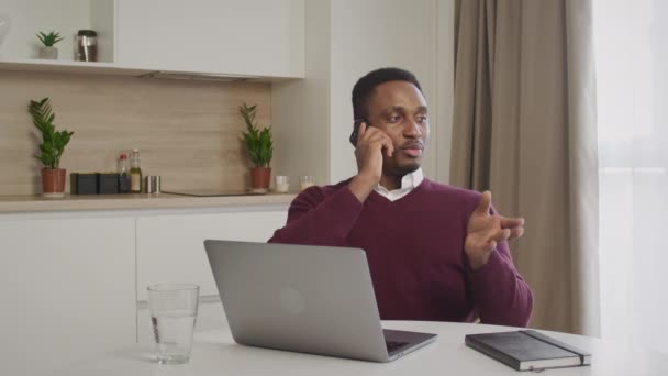 Eufórico afroamericano estudiante negro hablando por teléfono y recibe una oferta de trabajo feliz y extasic mirando hacia los lados — Vídeo de stock