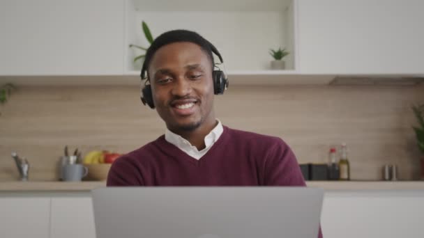 在明亮的办公室里工作的非洲裔美国年轻黑人男性艺人快乐而沉着 — 图库视频影像