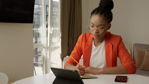 Jeune femme afro-américaine adulte étudie en utilisant un appel vidéo noter la leçon. Enseignement à distance et partage des compétences — Video