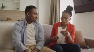 Genç Afrikalı çift oturma odalarında masraflarını karşılıyor.