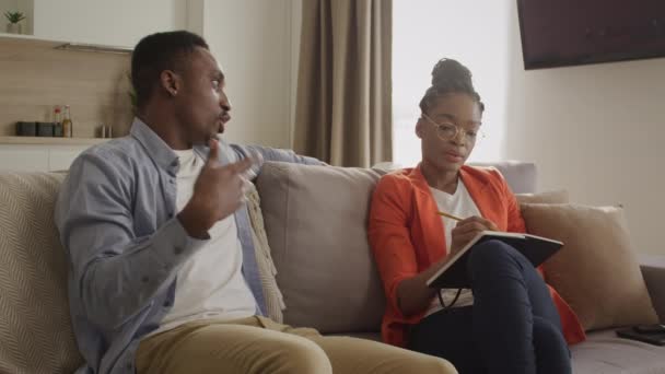 Hombre afroamericano adulto joven tiene una cita en el psicólogo y discute sus problemas en el crecimiento de los negocios — Vídeo de stock