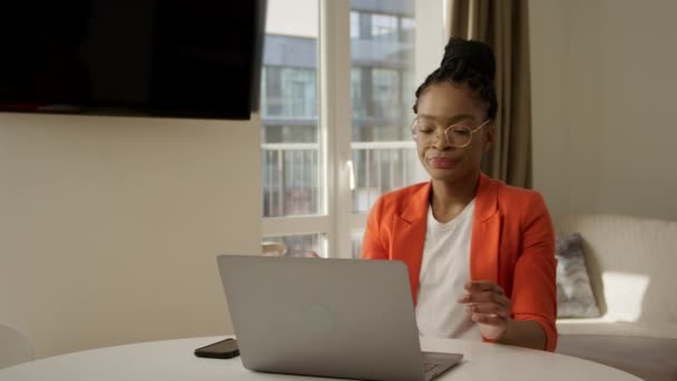 Αγχωμένη Αφροαμερικανή επιχειρηματίας είναι κάτω από πίεση βγάζοντας τα γυαλιά της κουρασμένη από τη δουλειά. — Αρχείο Βίντεο