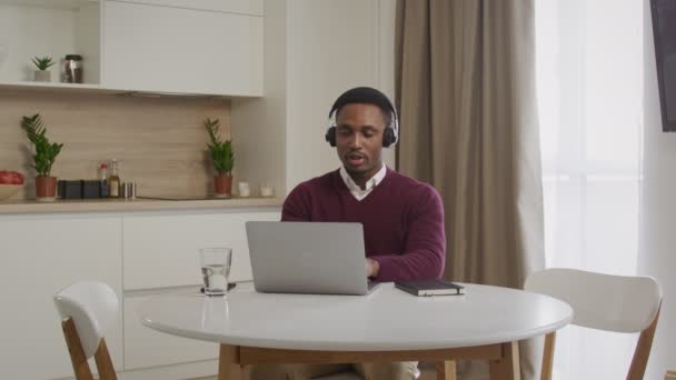 Jovem adulto afro-americano negro masculino trabalhando a partir de casa call center empregado — Vídeo de Stock
