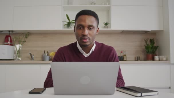 Hombre afroamericano de 20 años lee buenas noticias y celebra un logro de un hito — Vídeo de stock