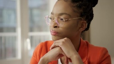 Genç bir Afrikalı Amerikalı iş kadınının portresi yoruldu ve bir dizüstü bilgisayarla işe kısa bir ara verdi.