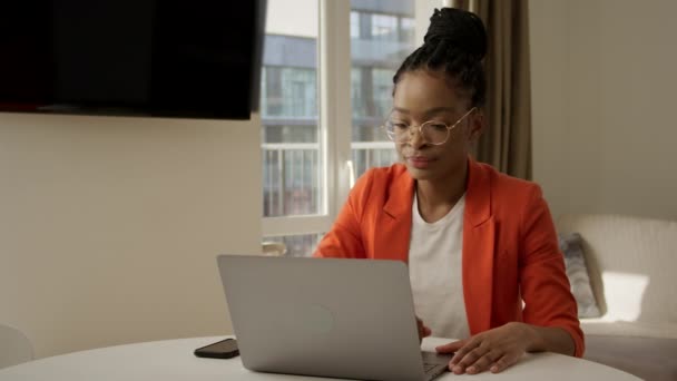 年轻的非洲裔美国女人打开笔记本电脑，开始在自己的公寓工作 — 图库视频影像
