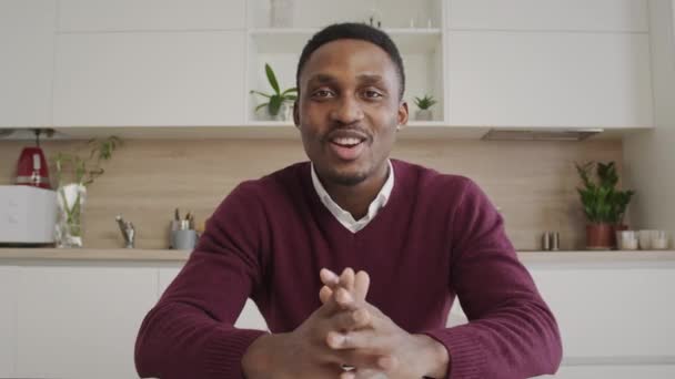 アフリカ系アメリカ人の男のPOVは彼の友人を歓迎し、ビデオ通話ノートパソコンのWebカメラで彼らに話す — ストック動画